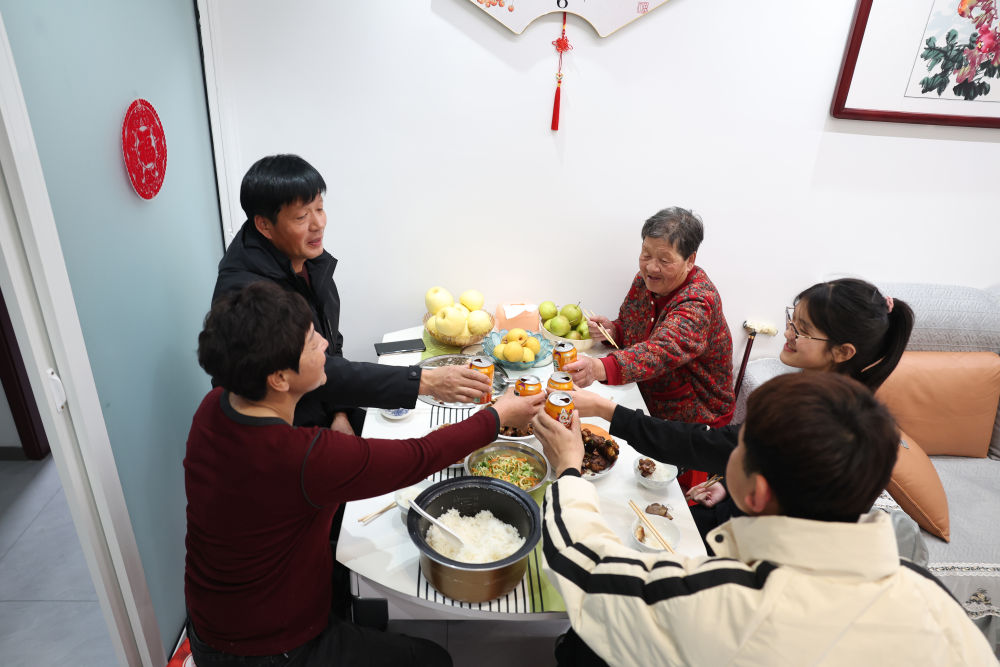 2025年1月22日，遼寧省葫蘆島市綏中縣祝家溝村村民朱西存一家在新房里。新華社記者姚劍鋒 攝