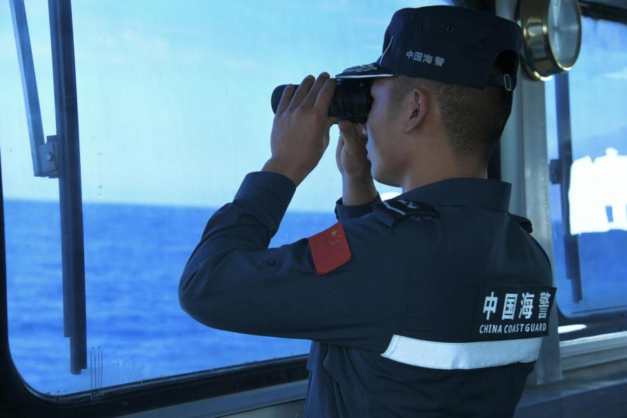 1月27日，中國(guó)海警海鷗艦執(zhí)法員在巡航期間執(zhí)勤瞭望。
