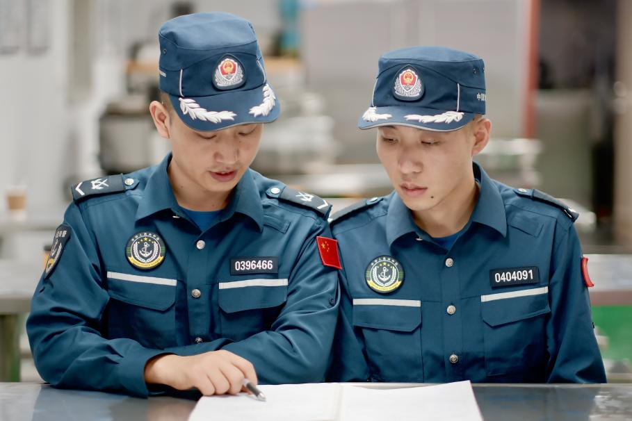 1月27日，中國(guó)海警海鷗艦執(zhí)法員研習(xí)設(shè)備維修保養(yǎng)案例。