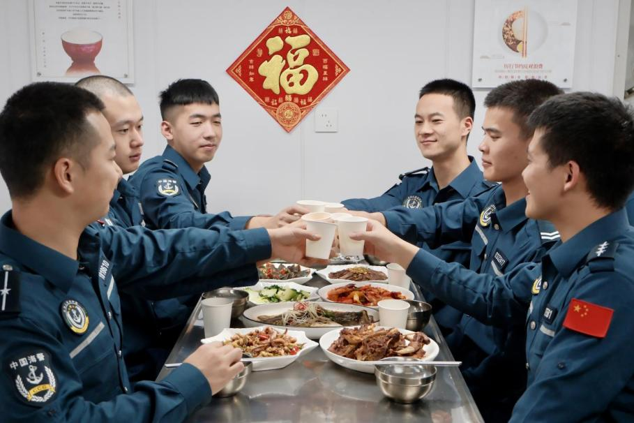 1月28日，在中國(guó)海警海鷗艦上，執(zhí)法員們聚餐慶祝農(nóng)歷春節(jié)。