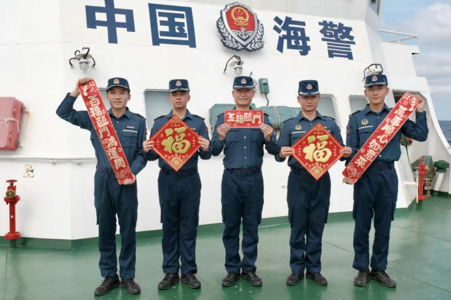 1月27日，中國(guó)海警海鷗艦執(zhí)法員們展示春聯(lián)福字，慶祝農(nóng)歷春節(jié)。