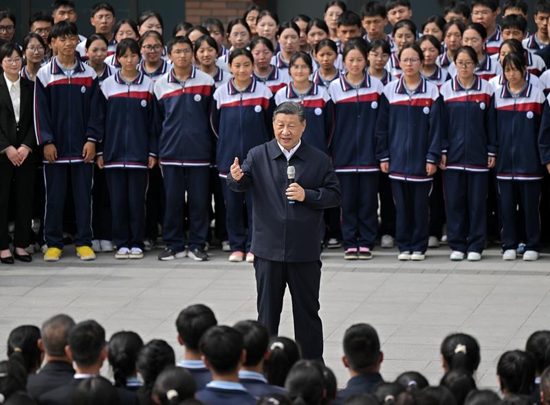 △2024年6月18日，習(xí)近平總書記在青海果洛西寧民族中學(xué)考察時，同師生們親切交流。