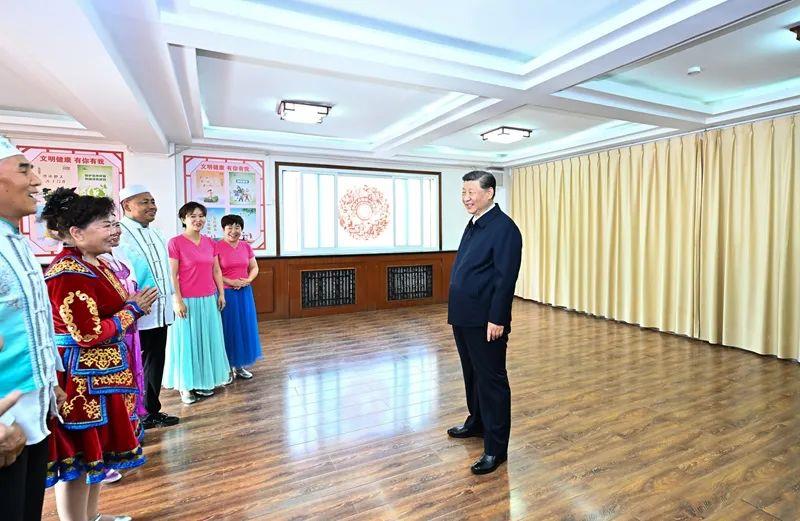 △2024年6月19日，寧夏銀川市金鳳區(qū)長城花園社區(qū)活動室，習(xí)近平總書記同社區(qū)居民親切交流。