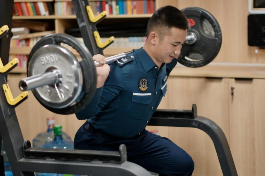 1月23日，在中國(guó)海警海鷗艦上，執(zhí)法員在值守間隙鍛煉身體。