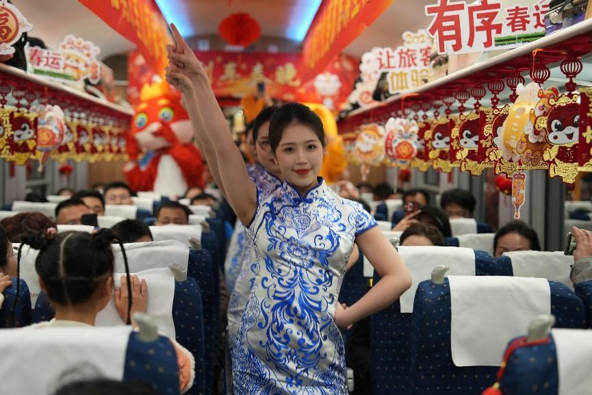 列車乘務(wù)員身穿青花瓷元素服飾表演節(jié)目。人民網(wǎng) 歐陽易佳攝
