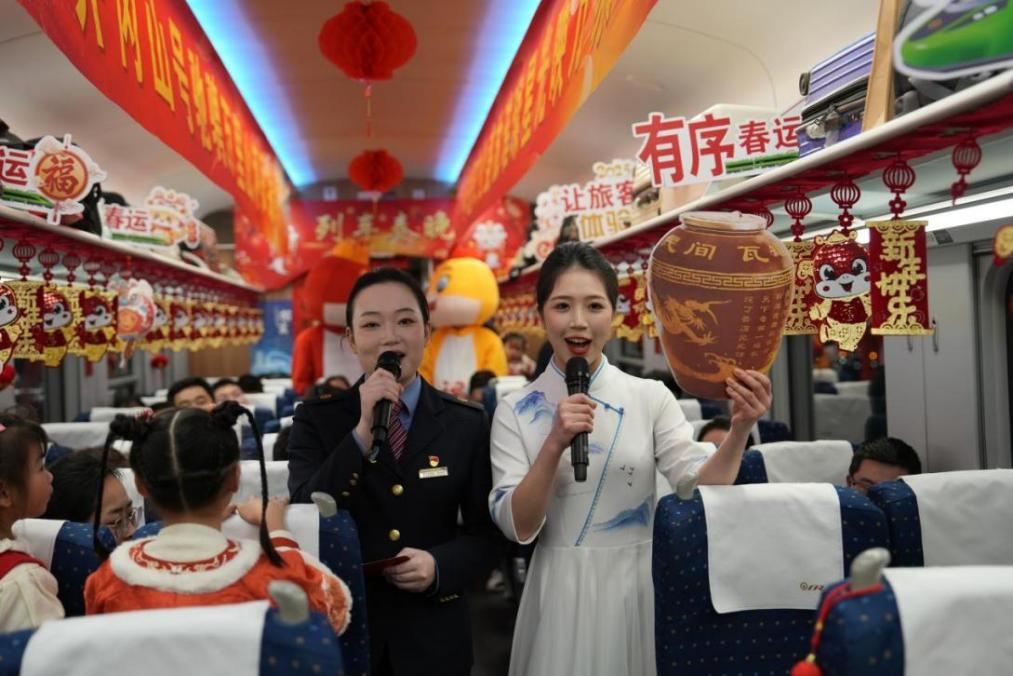 列車乘務(wù)員向旅客介紹江西美食——瓦罐湯。人民網(wǎng) 歐陽易佳攝