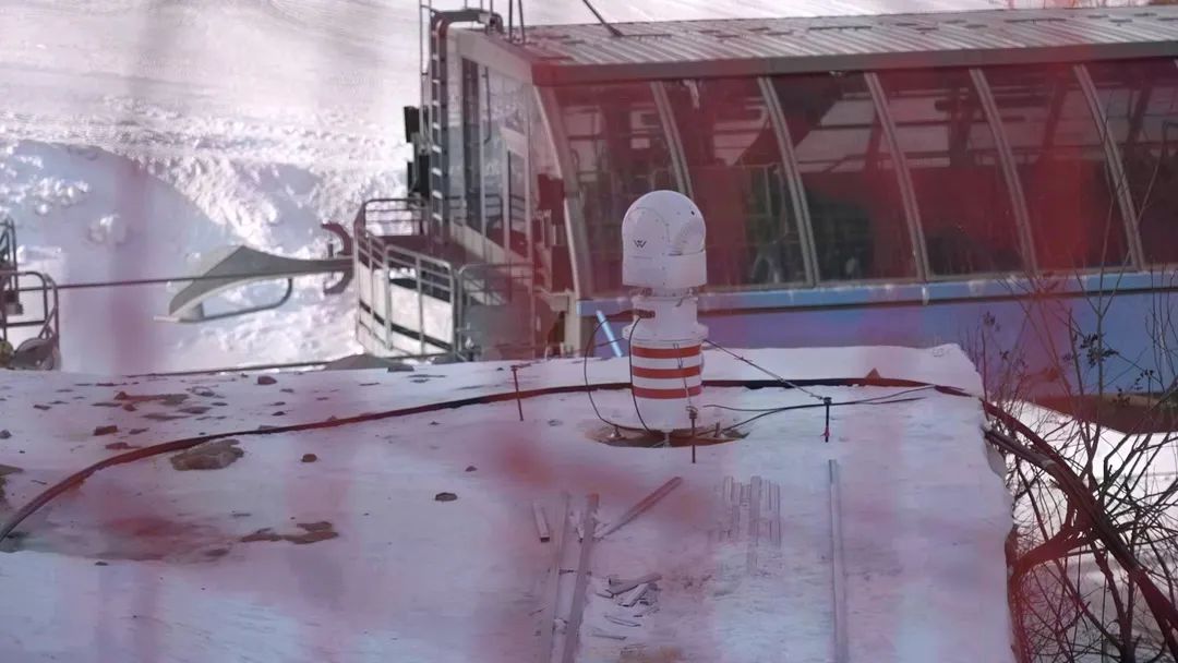 設(shè)在坡面障礙技巧和大跳臺(tái)雪道旁的激光測(cè)風(fēng)雷達(dá)。氣象部門(mén)供圖