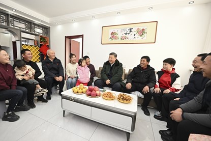 1月22日至24日，中共中央總書記、國(guó)家主席、中央軍委主席習(xí)近平冒著嚴(yán)寒來到遼寧，看望慰問基層干部群眾。這是22日下午，習(xí)近平在葫蘆島市綏中縣明水滿族鄉(xiāng)祝家溝村考察時(shí)，同村民王寶維一家圍坐一起拉家常。新華社記者 謝環(huán)馳 攝