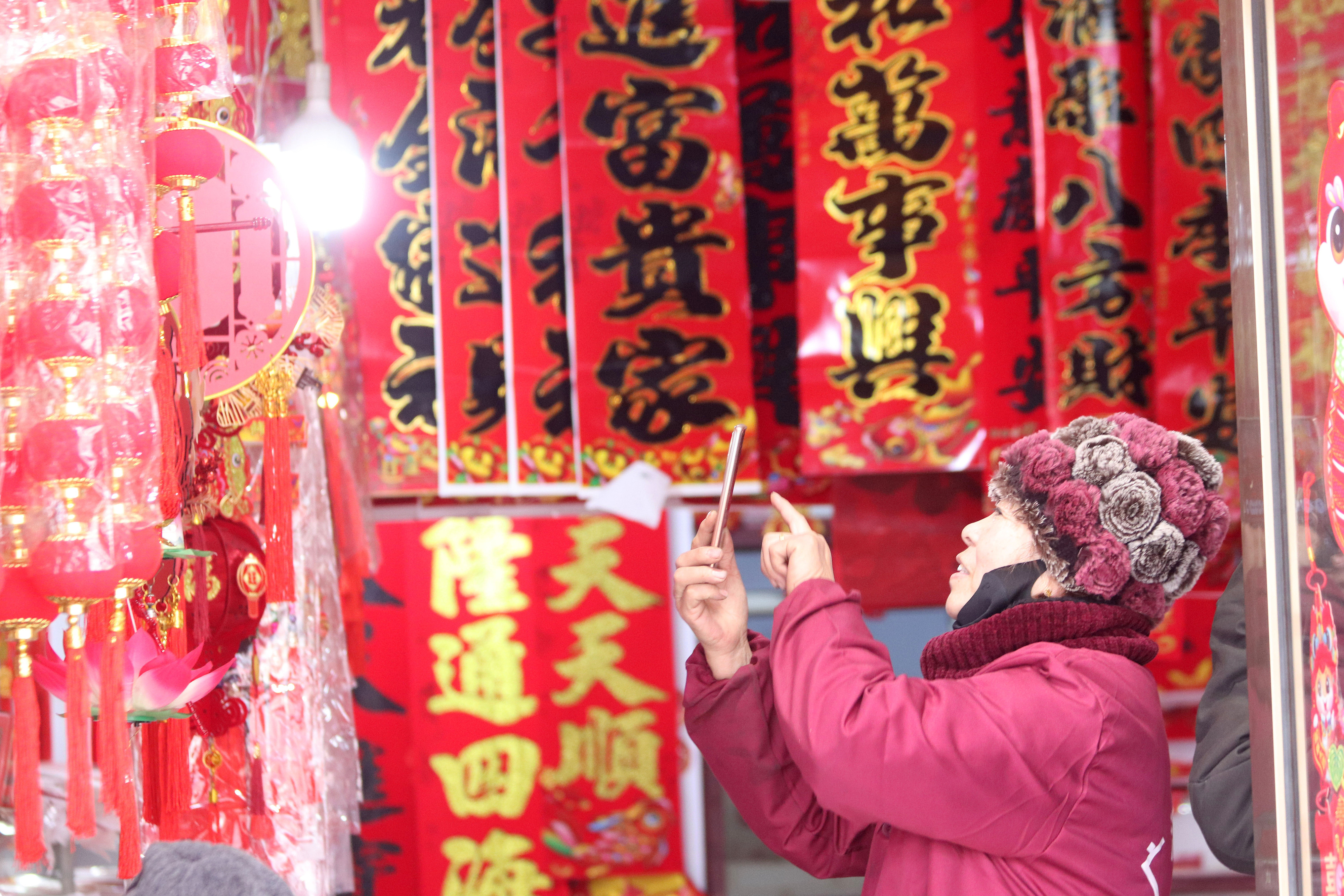 2025年1月5日，在山東省高密市夏莊鎮(zhèn)東李家村，商戶通過手機在網(wǎng)上推銷新春飾品。