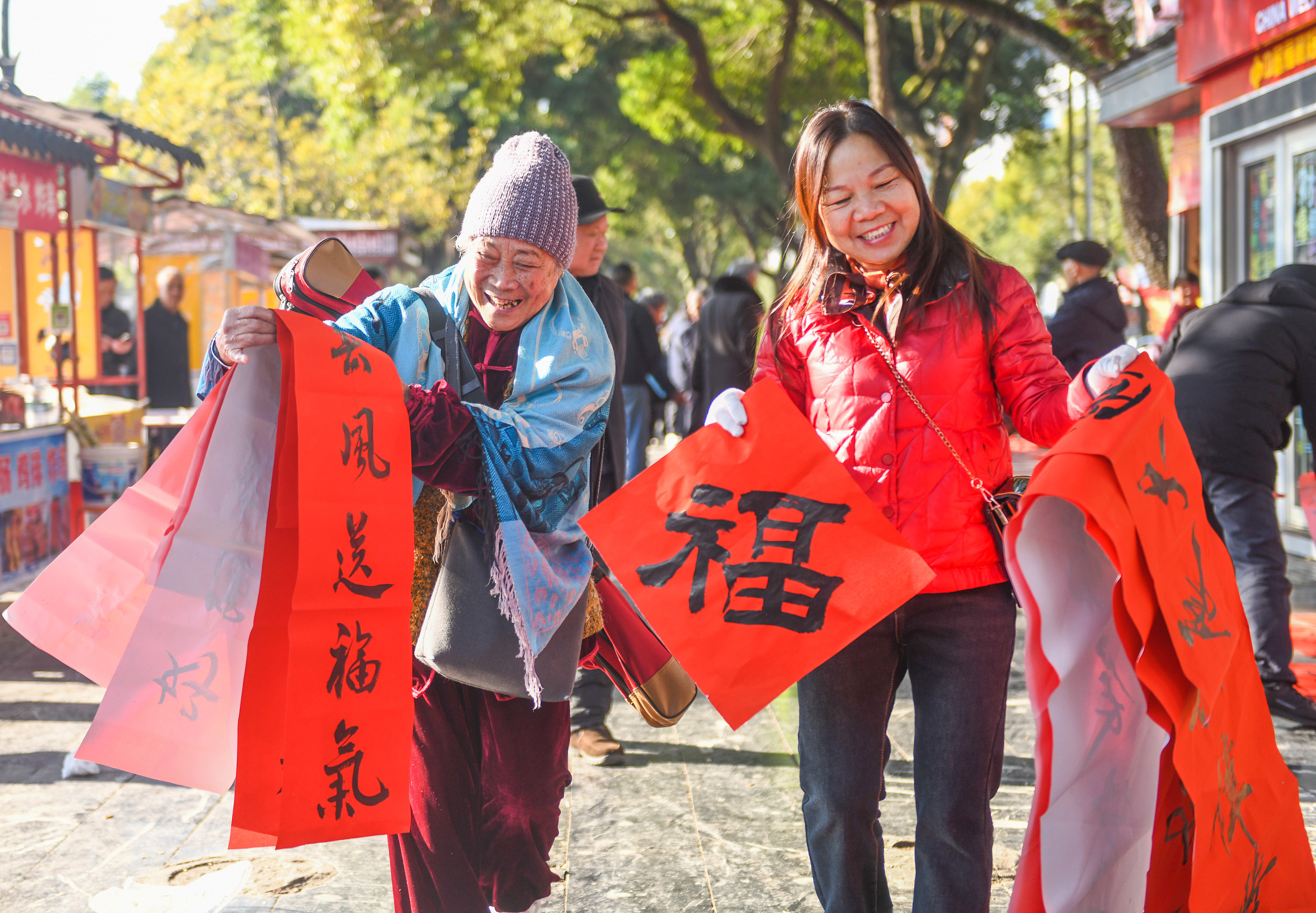 2025年1月13日，在湖南省永州市道縣西洲公園義工崗?fù)ぃ忻駛冾I(lǐng)到了書法志愿者為大家書寫的春聯(lián)。