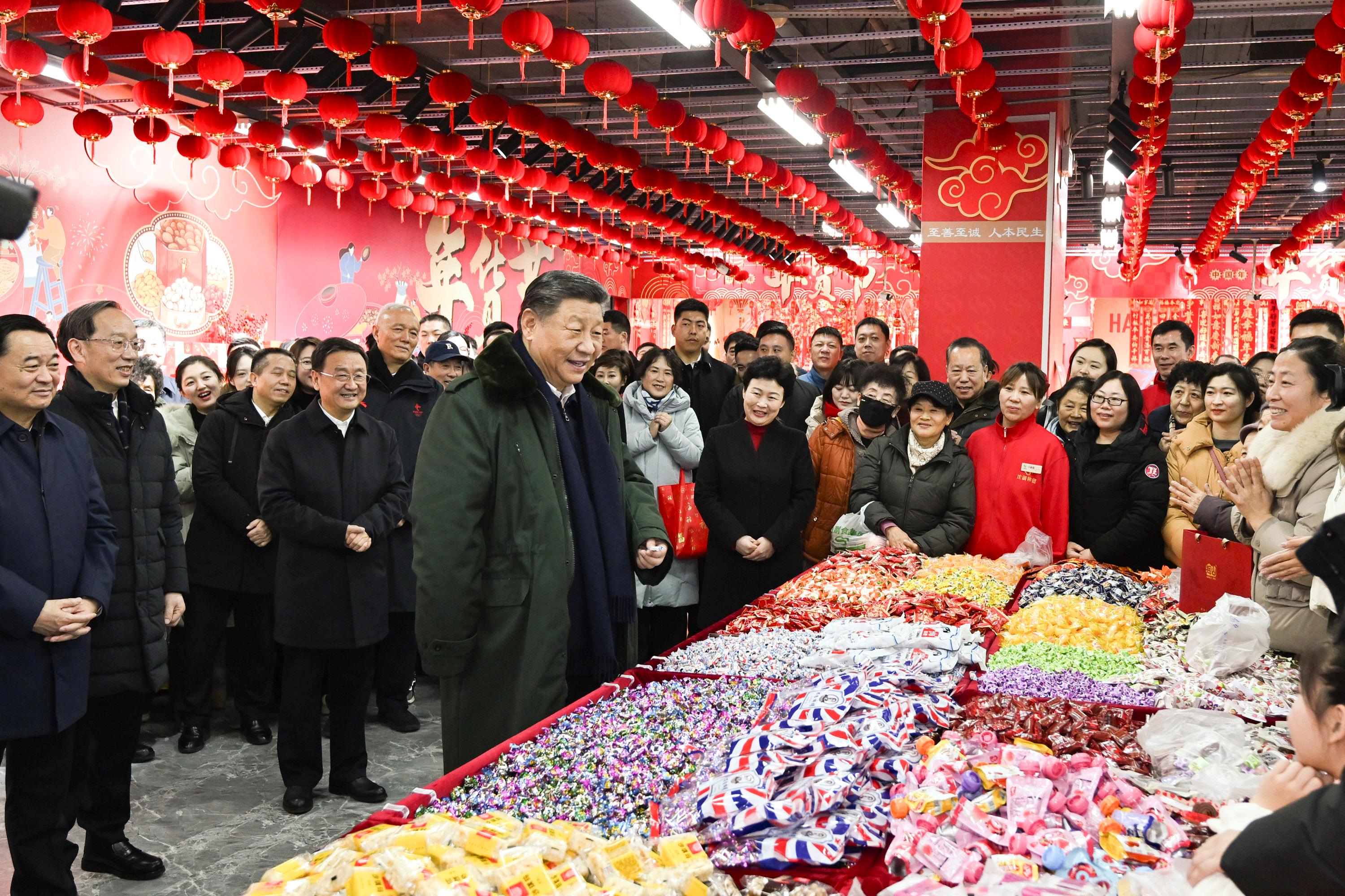 2025年1月23日，習(xí)近平總書記在遼寧沈陽大東副食品商場考察時，同店主和顧客親切交流，向大家致以新春祝福。