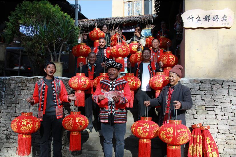 云南騰沖司莫拉佤族村村民歡歡喜喜過新年。