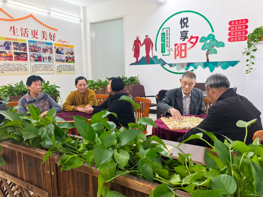 圖為湖北省咸寧市嘉魚縣潘家灣鎮(zhèn)四邑村養(yǎng)老服務(wù)驛站一角（2024年11月5日攝）。新華社記者 肖藝九 攝