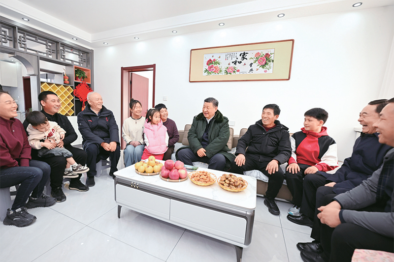 2025年1月22日至24日，中共中央總書記、國家主席、中央軍委主席習(xí)近平冒著嚴(yán)寒來到遼寧，看望慰問基層干部群眾。這是22日下午，習(xí)近平在葫蘆島市綏中縣明水滿族鄉(xiāng)祝家溝村考察時，同村民王寶維一家圍坐一起拉家常。 新華社記者 謝環(huán)馳/攝