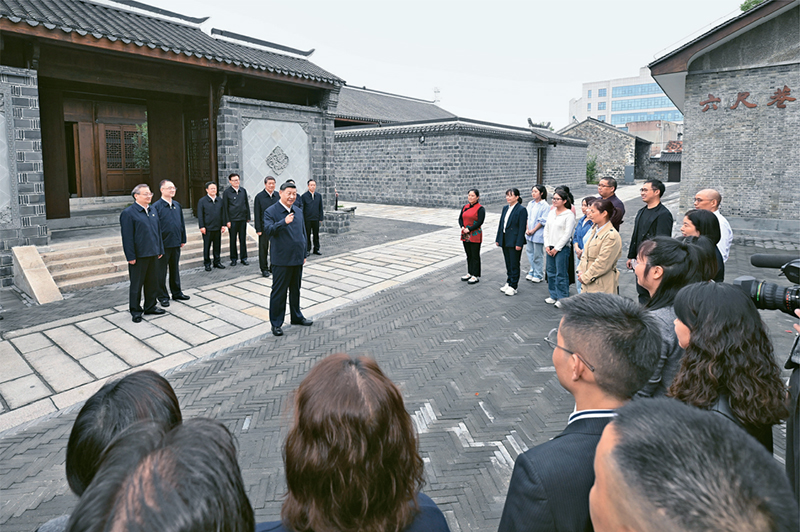 2024年10月17日至18日，中共中央總書記、國家主席、中央軍委主席習(xí)近平在安徽考察。這是17日下午，習(xí)近平在安慶桐城市六尺巷考察時，同當(dāng)?shù)鼐用窈陀慰陀H切交流。 新華社記者 申宏/攝