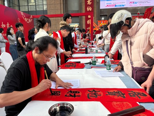 活動現(xiàn)場贈送春聯(lián)和福字。人民網(wǎng) 陳葉欣攝