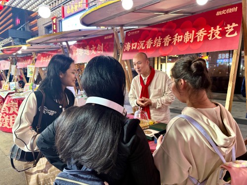 魏希望在非遺集市上介紹沉香。人民網(wǎng) 陳葉欣攝