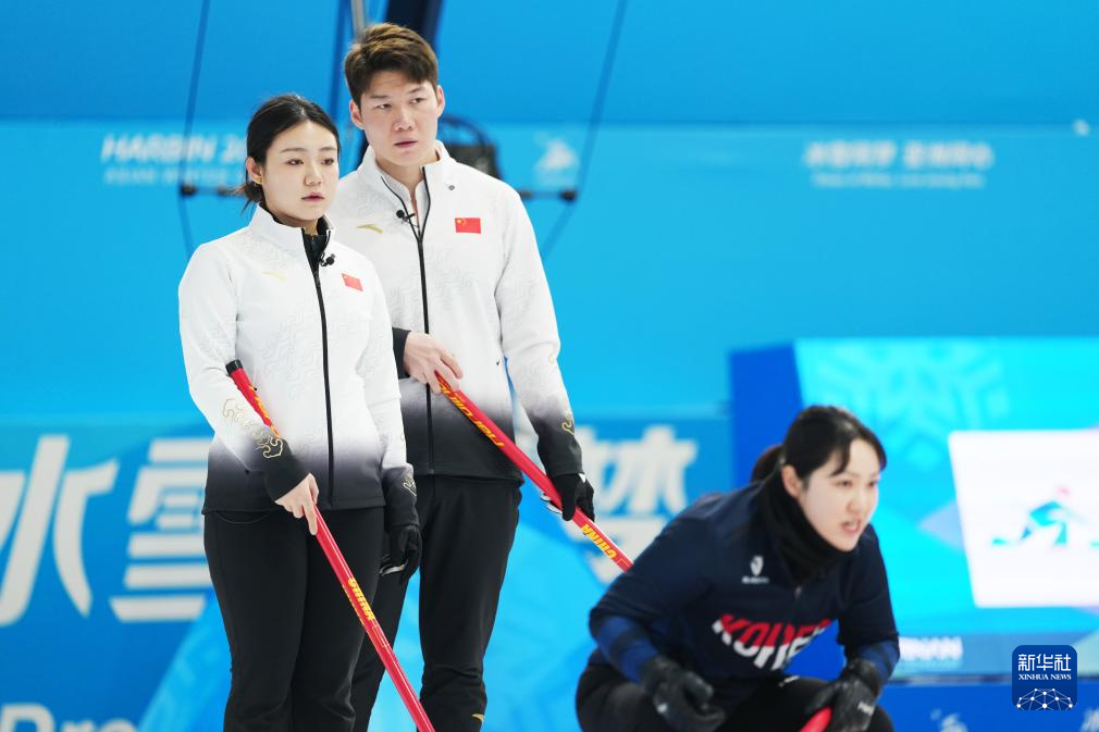 2月6日，中國隊選手王智宇（中）、韓雨（左）在比賽中。新華社記者 王松 攝