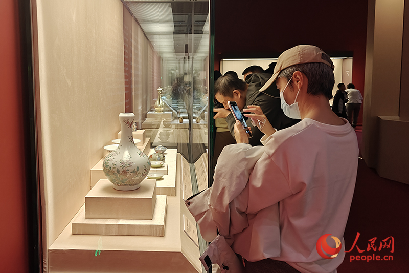 觀眾正在中國國家博物館參觀展覽。人民網(wǎng)記者 韋衍行攝