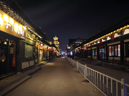 道歉公告發(fā)布后，夜晚10時(shí)的古城。人民網(wǎng)記者 黃鈺攝