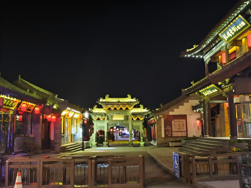 道歉公告發(fā)布后，凌晨5時(shí)的古城。人民網(wǎng)記者 黃鈺攝