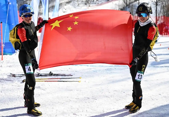 2月9日，中國隊(duì)選手次旦玉珍（左）與隊(duì)友于婧萱慶祝勝利。新華社記者 謝劍飛攝