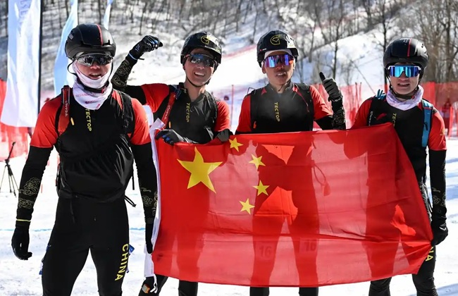 2月9日，包攬滑雪登山男子短距離前四名的中國隊(duì)選手賽后慶祝。新華社記者 謝劍飛攝