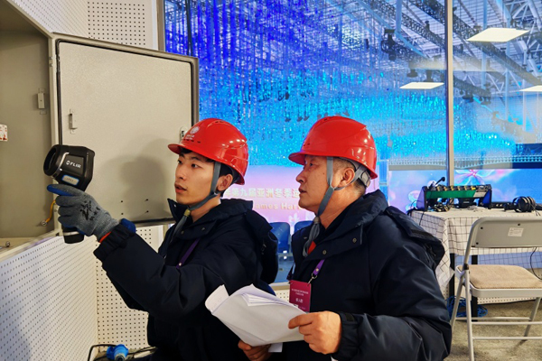 第九屆亞冬會開閉幕式供電保障團隊隊員對供電設備開展特巡。受訪者供圖