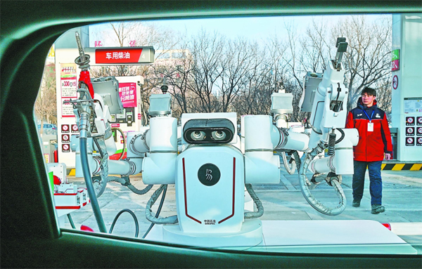 智能加油機器人在加能站工作。受訪者供圖