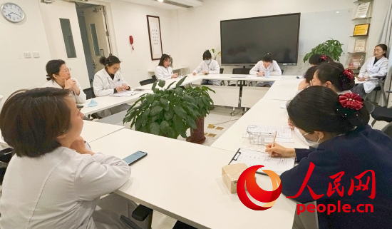 交班會(huì)上，海淀醫(yī)院安寧療護(hù)團(tuán)隊(duì)討論患者和家屬需求。人民網(wǎng)記者 金慧慧攝