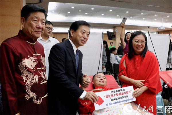 韓志強(qiáng)大使與獻(xiàn)血者代表合影。朱瀟逸攝