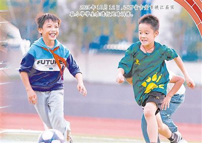 2024年10月12日，江西省吉安市峽江縣實(shí)驗(yàn)小學(xué)學(xué)生在進(jìn)行足球訓(xùn)練。