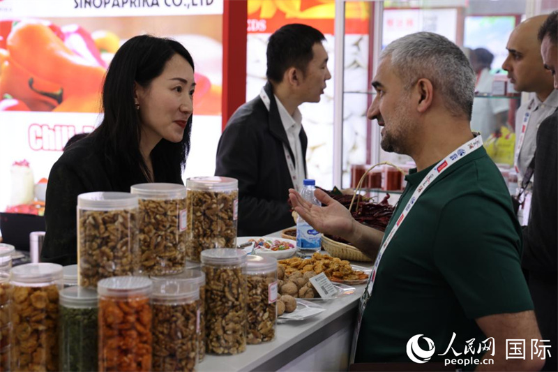 中外商家在第三十屆海灣食品展上交流。人民網(wǎng)記者 張志文攝