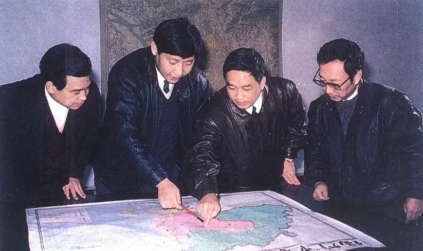 1991年12月，習(xí)近平與同事討論福州市戰(zhàn)略規(guī)劃設(shè)想。（圖源：《習(xí)近平在福州》）