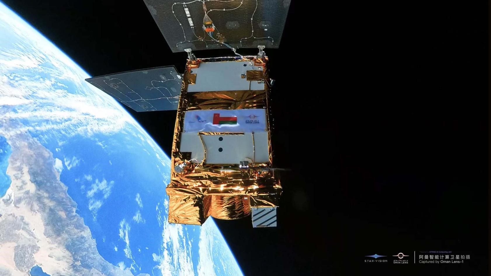 阿曼智能遙感衛(wèi)星一號(hào)近日在太空中自拍。阿曼蘭斯航天公司供圖
