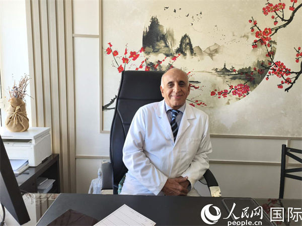 哈利勒在他的辦公室。人民網(wǎng)記者 黃培昭攝