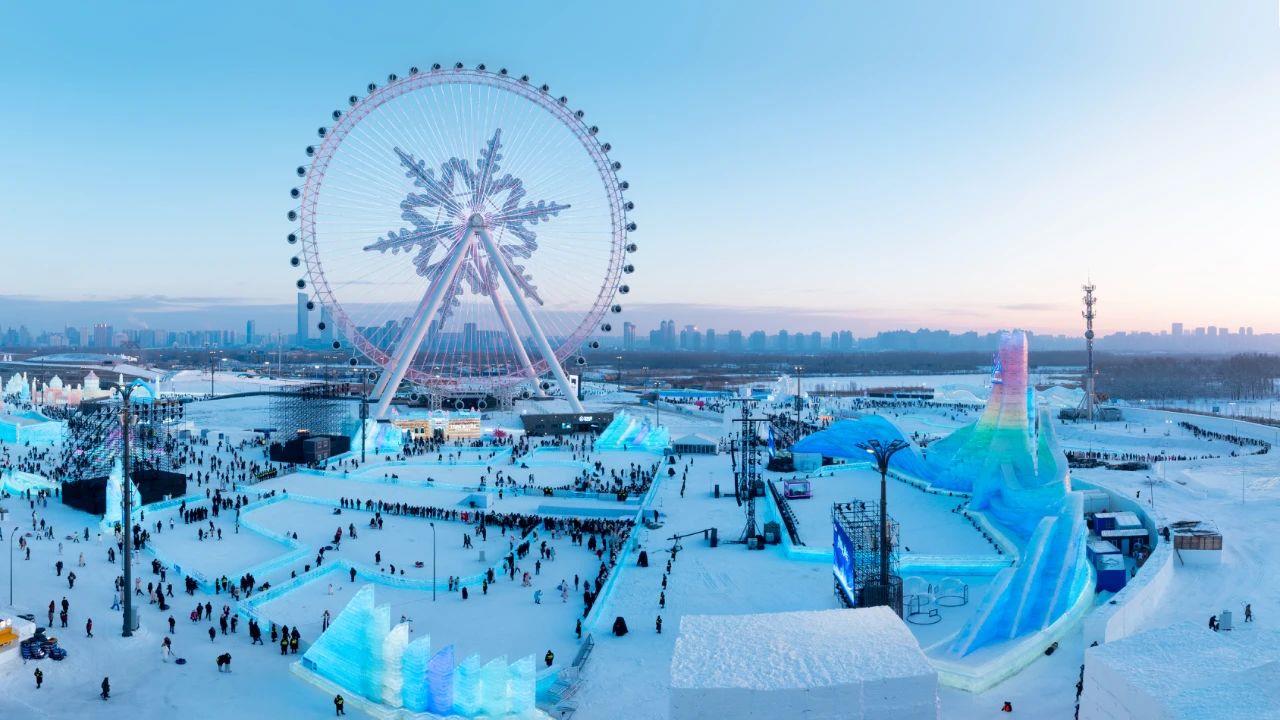 △哈爾濱冰雪大世界吸引游客前來(lái)打卡。