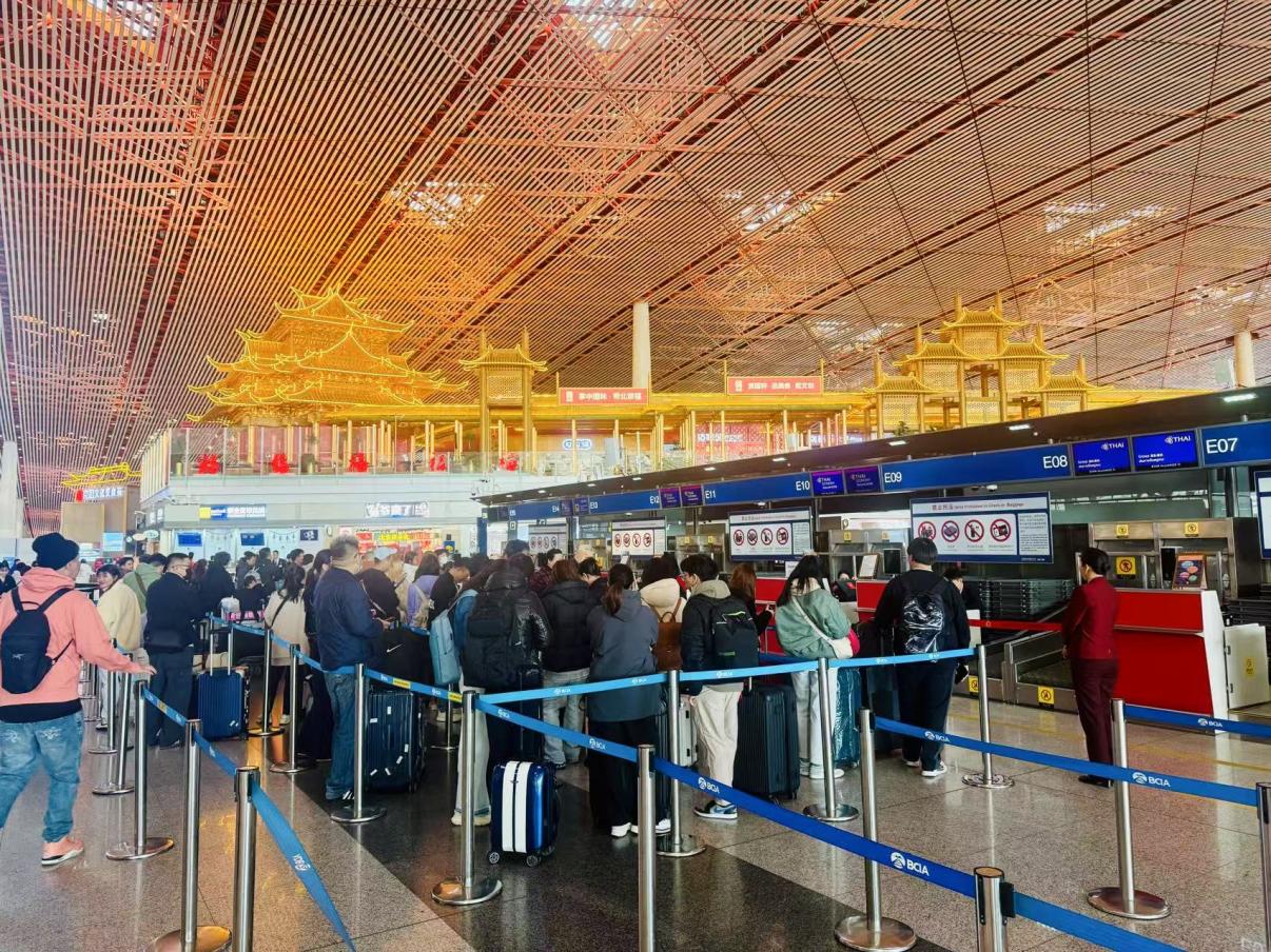 旅客在首都機(jī)場(chǎng)值機(jī)柜臺(tái)辦理乘機(jī)手續(xù)。人民網(wǎng)記者 喬雪峰攝