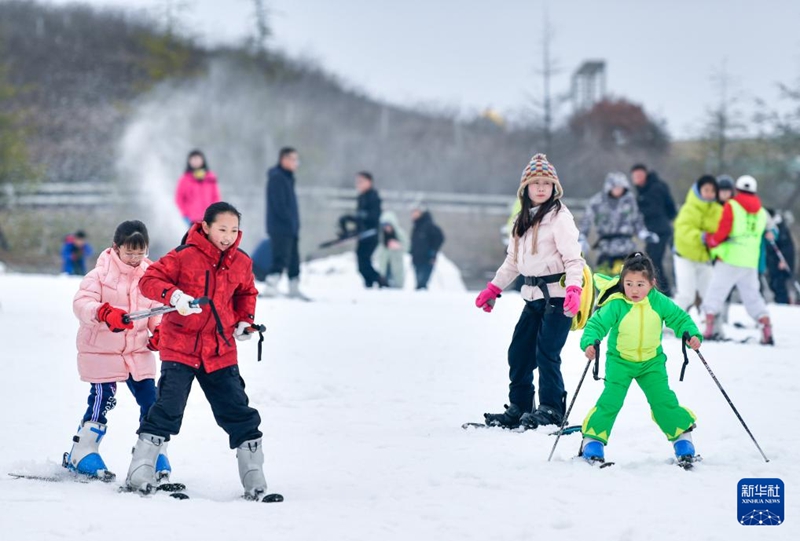 2月23日，滑雪愛(ài)好者在貴陽(yáng)市高坡云頂滑雪場(chǎng)滑雪。新華社記者 楊文斌攝