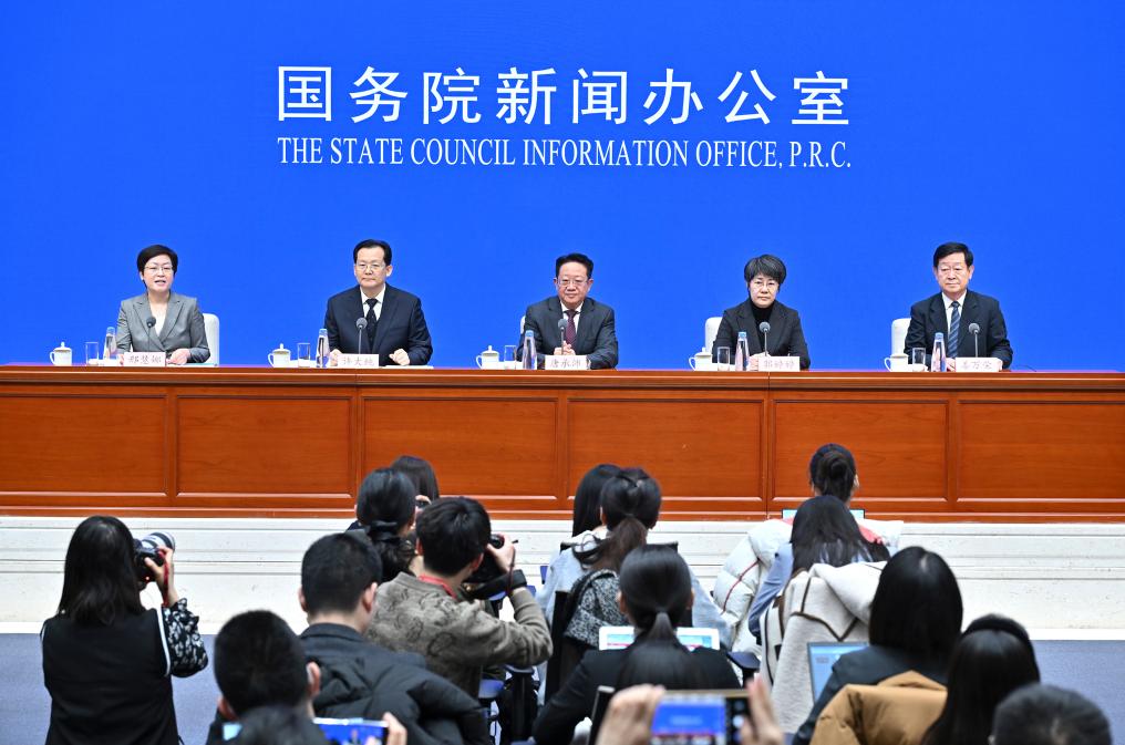 2月28日，國務(wù)院新聞辦公室在北京舉行國務(wù)院政策例行吹風(fēng)會，民政部副部長唐承沛、財政部副部長郭婷婷、自然資源部副部長許大純、住房城鄉(xiāng)建設(shè)部副部長姜萬榮和國務(wù)院新聞辦公室新聞發(fā)言人介紹2024年國務(wù)院部門辦理全國人大代表建議和全國政協(xié)提案工作有關(guān)情況，并答記者問。新華社記者 李鑫 攝