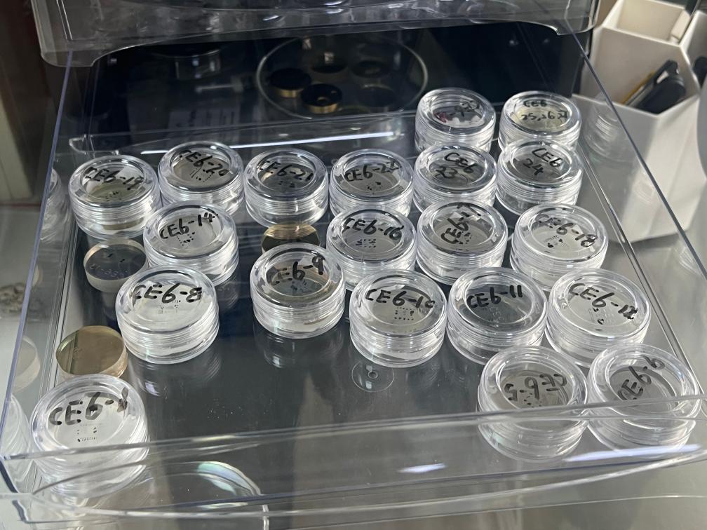 包含嫦娥六號(hào)樣品的樹脂靶。新華社記者 溫競?cè)A 攝