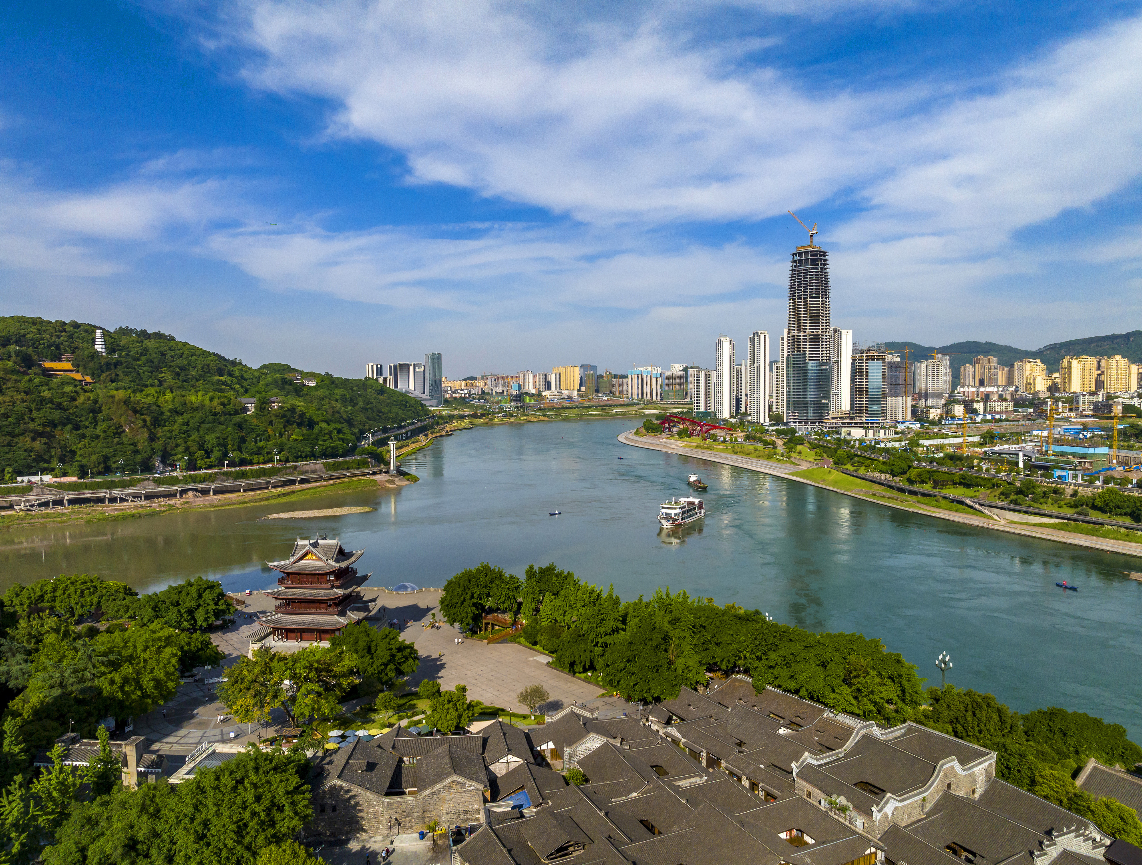 “長江首城”四川宜賓，經(jīng)過長江生態(tài)綜合治理后的三江交匯處風(fēng)光。