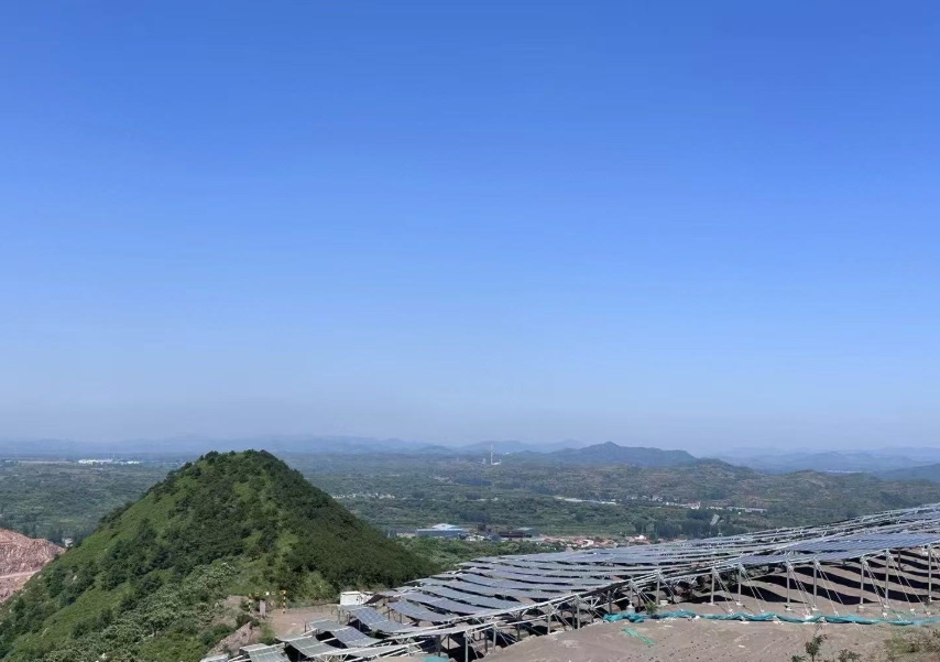 河北遷西某光伏基地。人民網(wǎng)記者 王紹紹攝