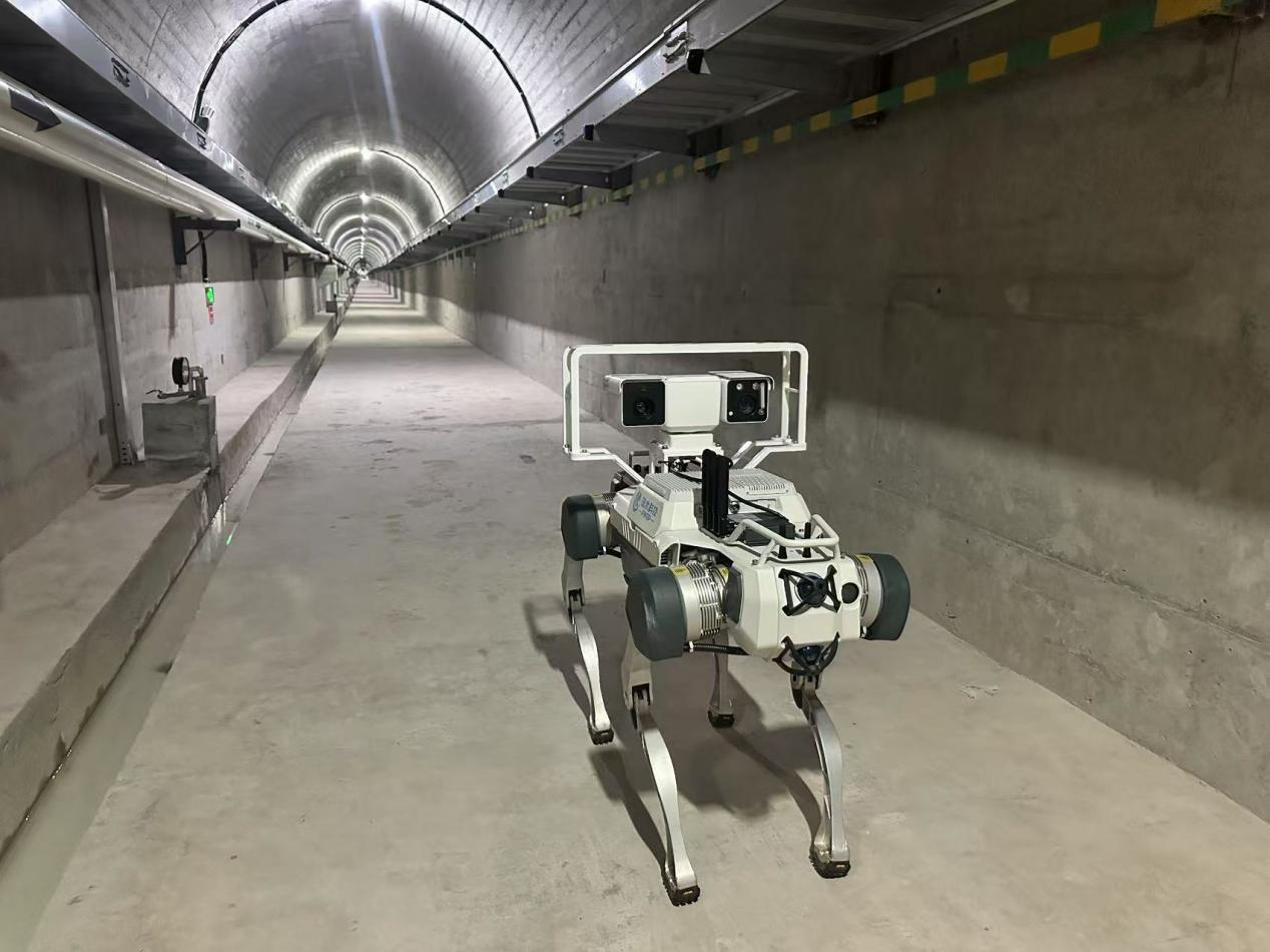 機(jī)器人正在對(duì)大壩廊道進(jìn)行巡檢，重點(diǎn)監(jiān)測(cè)裂縫，滲水點(diǎn)，積水等。水利部供圖