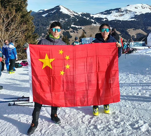 U18垂直競速男子冠軍貢松郎（左）加和女子冠軍普姆阿尼賽后舉國旗慶祝。中國滑雪登山隊供圖