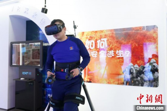 圖為消防員利用VR展示火災(zāi)如何逃生。中新社記者 趙宇航 攝