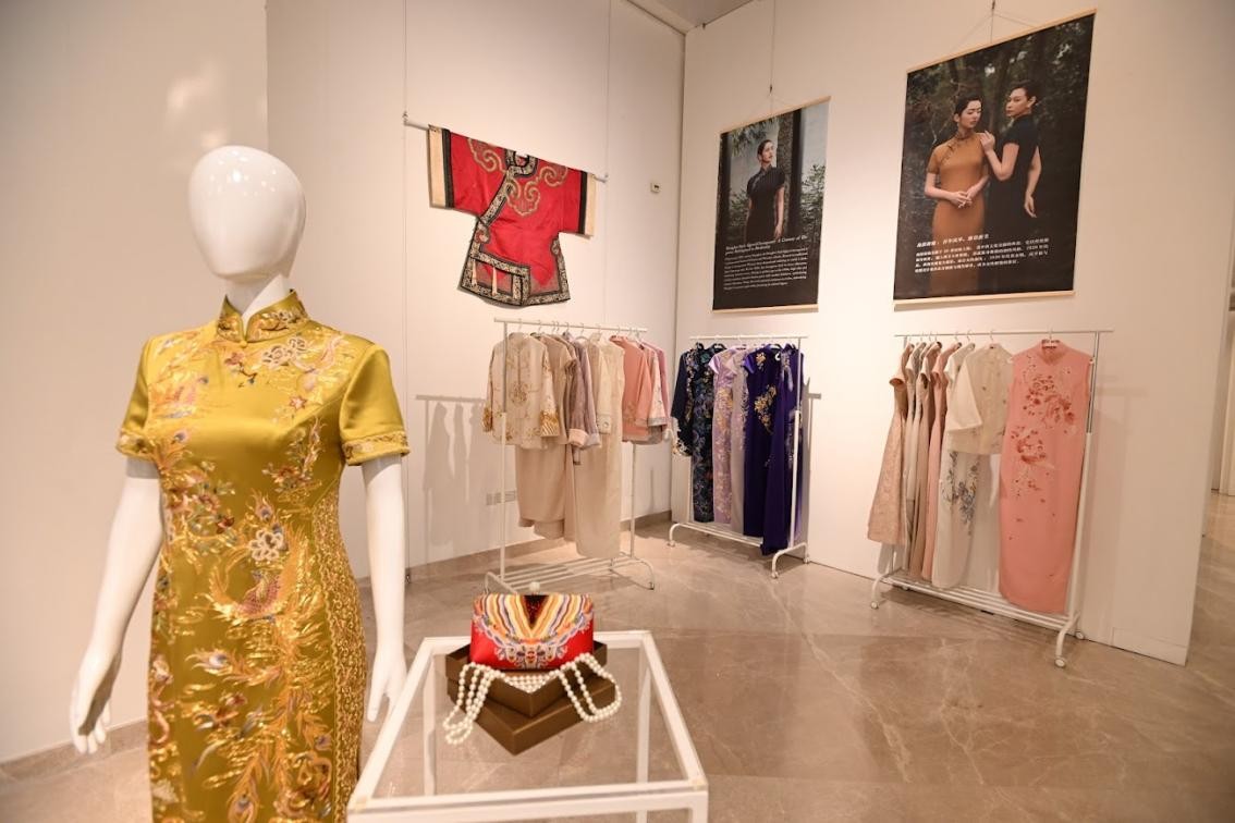 展覽現(xiàn)場展出各種款式的精美旗袍。新加坡中國文化中心供圖
