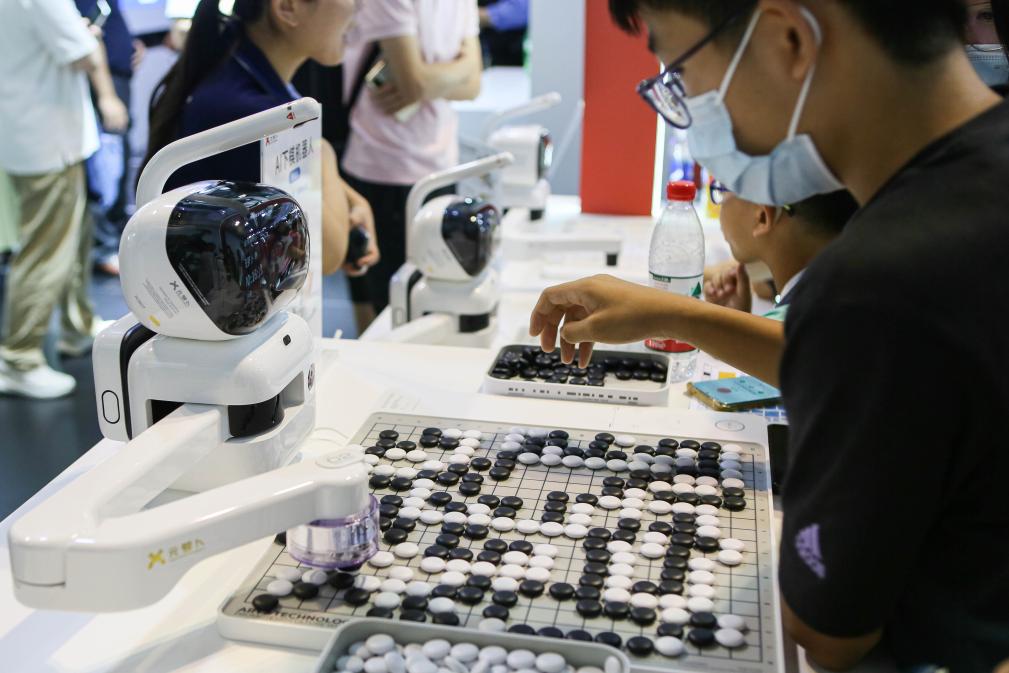 2023年7月7日，元蘿卜AI下棋機(jī)器人與觀眾對(duì)弈。2023年7月6日至8日，2023世界人工智能大會(huì)在上海舉行。新華社記者 辛夢(mèng)晨 攝