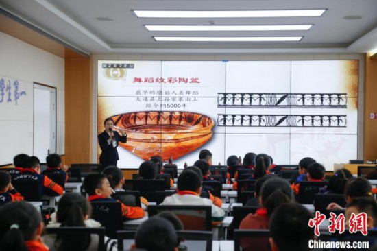 圖為學(xué)生在“國(guó)寶音樂會(huì)”社教課中了解舞蹈紋彩陶盆。中新社記者 馬銘言 攝