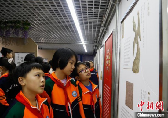 圖為學(xué)生參觀青海省博物館“1+3”主題流動(dòng)展覽，了解木舞俑。中新社記者 馬銘言 攝